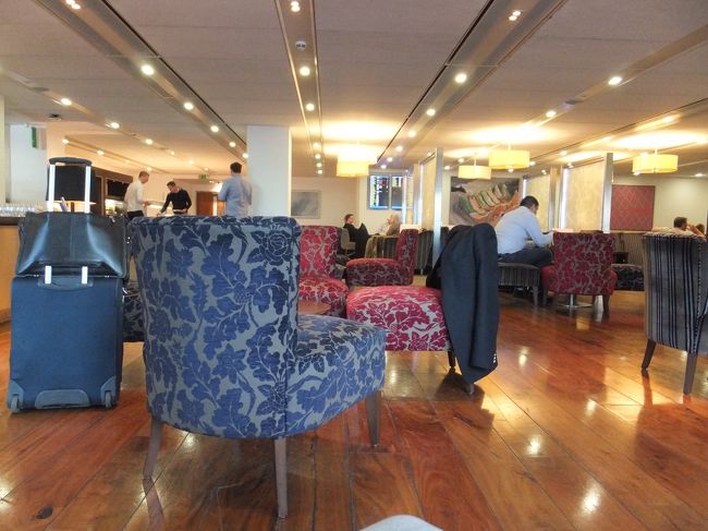 ターミナル３のラウンジにやってきた<br /><br />日本時間だともう真夜中<br /><br />眠いよ〜<br /><br />早くポルトガルまで行きたいが、２０分くらい出発が遅れるのだそうだ<br /><br />結構長い時間（６時間くらい）ラウンジに入り浸る