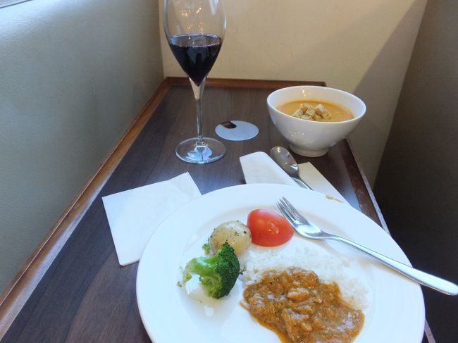 ちょびっとつまむ<br /><br />奥のスープがカレー味とも知らず、カレーライスを選択する( ｀ー´)ノ<br /><br />でへへ