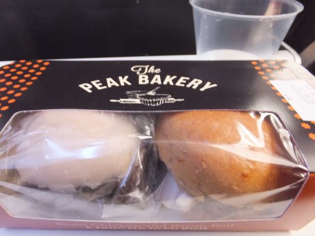 飲み物とサンドイッチが配られる<br /><br />私は眠くて食欲がなく、食べなかったが<br />夫は元気に完食してた<br /><br />おいしかったらしい