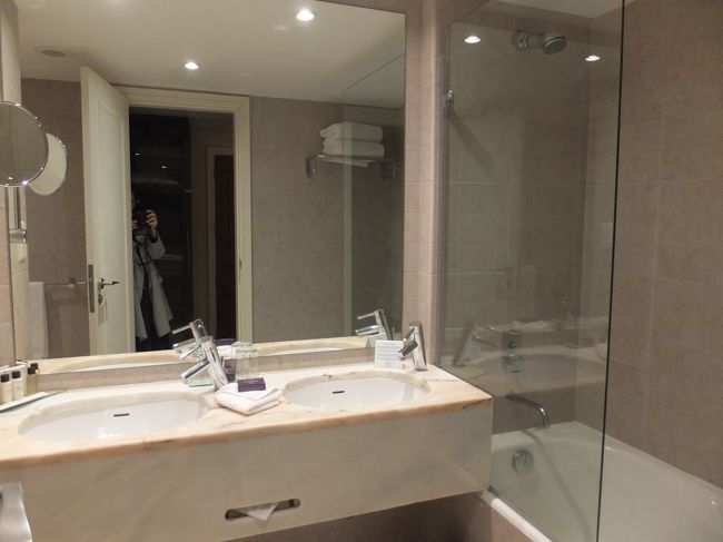 シンクが２コは嬉しいねー<br /><br />シャワーはレインシャワーのみだったけど、そんなにストレスなかったな<br /><br />タオルは<br />バスタオル、フェイスタオル、ハンドタオル　が２〜３枚<br />スリッパは使い捨て用のもの<br /><br />とても静かで快適なホテル<br /><br />それにしてもにゃがい一日だった