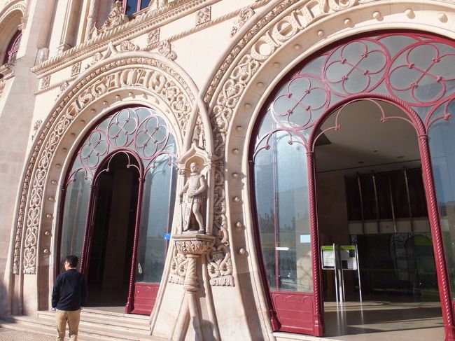 その地下鉄使ってロシオ駅の最寄り駅「レスタウラドレス」（長い）で降りる<br /><br />ロシオ駅の入り口は<br />なんてオサレなのぉ<br /><br />これって蹄鉄だよね!?<br />