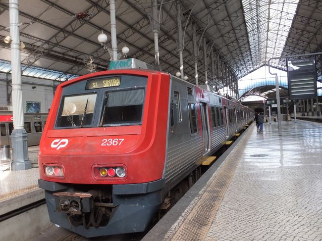 こちらの電車でシントラという町まで約４０分<br /><br />今日は日曜日で朝は１時間に１〜２本しかない<br /><br />窓口が１つしかないし、発車時刻は迫るし、もうドキドキだったよ<br /><br />電車の時刻は平日、土曜日、日曜日で違うので絶対ＨＰで調べるべし