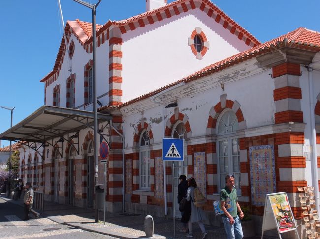 着いたよシントラ駅<br /><br />びっくりするくらい人が乗ってた<br /><br />ここからバスでロカ岬まで行くのだが、バス停はどこだ？