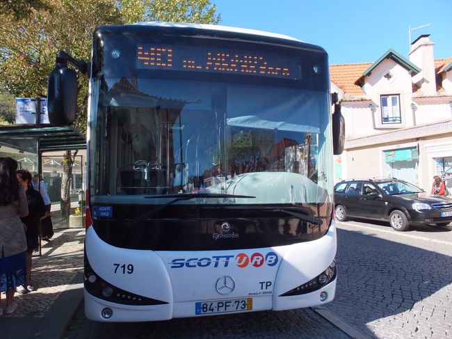 並んでいる方向と反対側にバスがいた♪<br /><br />このバスも１時間に１〜２本だから、見つけられてヨカッタ！<br /><br />以外とこちらにはあまり並んでいない<br /><br />この駅で降りる人はシントラ観光が目的なんだね