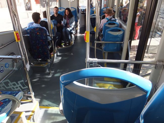 バスに乗ったよ<br /><br />シントラ周遊のバスはぎゅうぎゅうだったので心配していたが、みんなが座れるくらいガラガラ