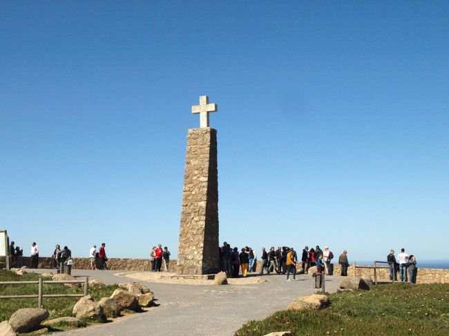 あそこが西のはじっこね<br /><br /><br />ちなみに、ここロカ岬のインフォメーションセンターではご存じの方も多いと思うが、「最西端到達証明書」を発行してくれる<br /><br />夫にそのこと聞いてみると即答で「いらないっしょ」とのこと<br /><br />あんなに行きたがっていたのに、証明書とかはいらないらしい（未だに心が読めない）