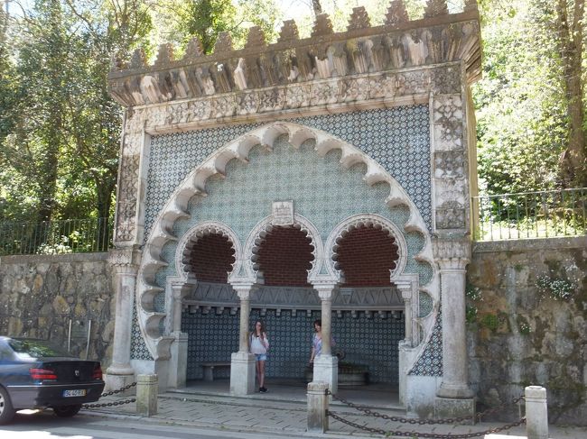 というわけで、歩ける範囲でブラブラしてみる<br /><br />こちらは１０００年以上の昔から天然水が湧き出ているところなんだって<br /><br />アーチがなんともかわいいｗ