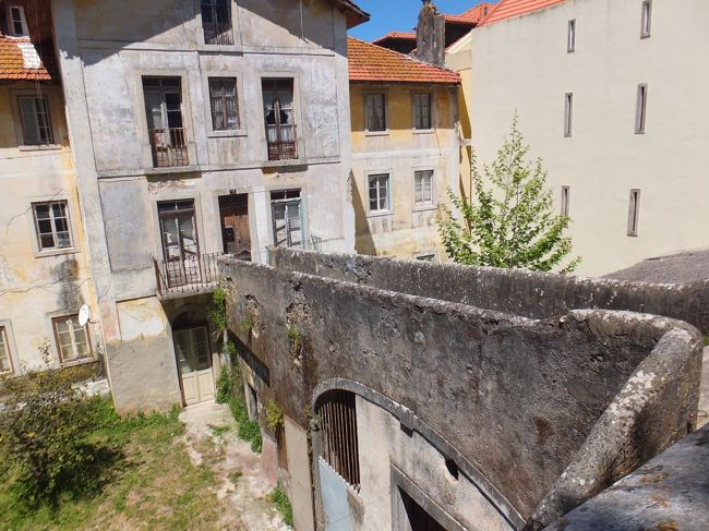 もう少しブラブラしてみる<br /><br />こちらから向こうの家までは手作りっぽい橋を渡る