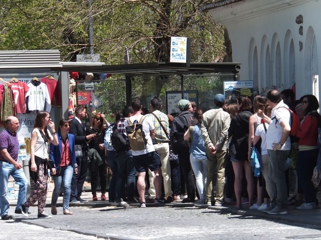 ロカ岬へは４０３号線で行くのだが、そのバス停がわからない・・・<br /><br />駅を出てから、みんなの行く方（写真）に並んでいたんだけど、<br />これは４３５とかの線路で、どうも違うことが判明する<br /><br />じゃどこだ？<br /><br />