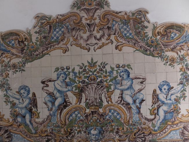 駅の中にはアズレージョ<br /><br />幾何学模様だったり、このように絵になっていたり<br /><br />楽しいわぁ