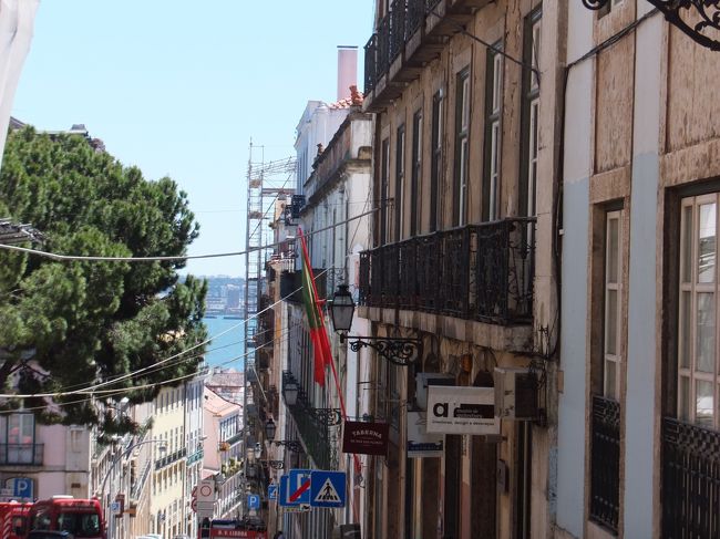 リスボンに戻ってきた<br /><br />ずいぶん遅くなってしまったがランチに行こう！<br /><br />ロシオ駅から川近くのリベイラ市場を目指す