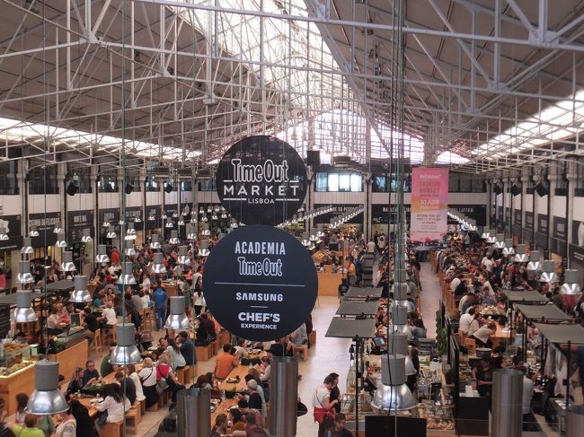 登り下りの坂道をなんとかクリアし、リベイラ市場までやってきた<br /><br />こちらは壁側にたくさんのお店があるフードコード<br /><br />３時過ぎなのに活気あるある<br /><br />タコ食べる！　タコ！