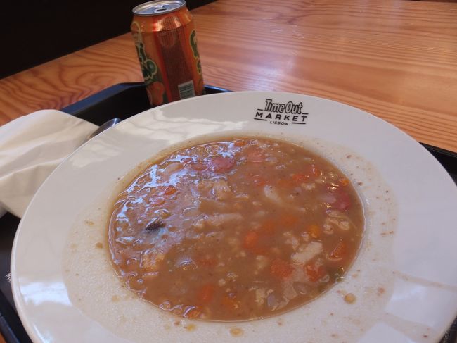 違う店で買ったスープ<br /><br />モツ煮込み<br /><br />豆がたくさん入っていたので甘いのかと思っていたが、予想に反してスパイシー<br /><br />んまい