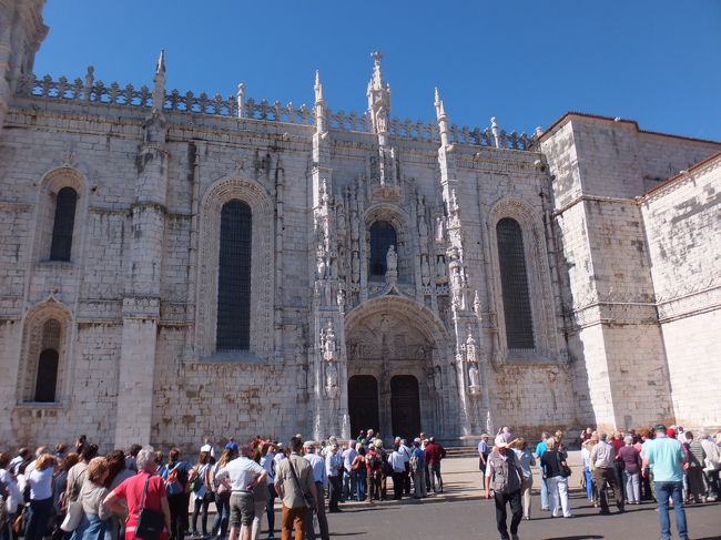 ぎゅうぎゅうのトラムにのってベレン地区へやってきた<br /><br />まずは<br />ジェロニモス修道院をかじってみる