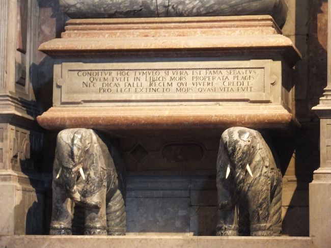 こちらは王の墓<br /><br />ゾウさんはなんと棺の台座！<br /><br />なんでも大航海時代にインドとの交易と植民地(的な)支配を物語っているのだそう