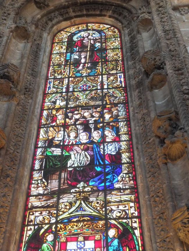 目を引くステンドグラス