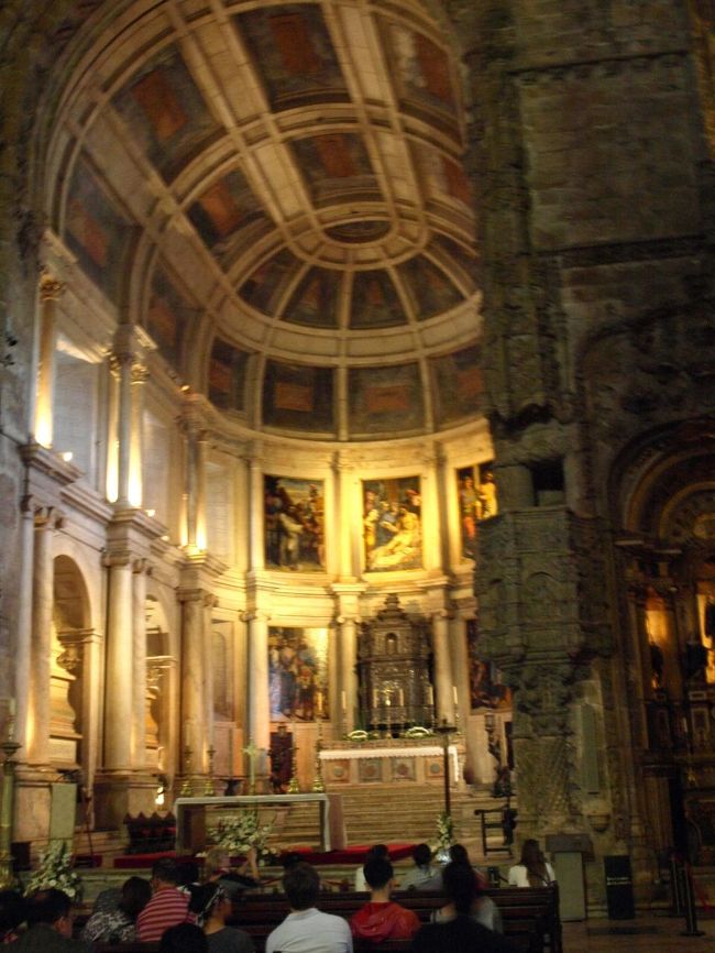 ミサが始まるようで<br /><br />「お静かに〜」とアナウンスされていましたが、なかなかどうして<br /><br />人いっぱいで難しいよね