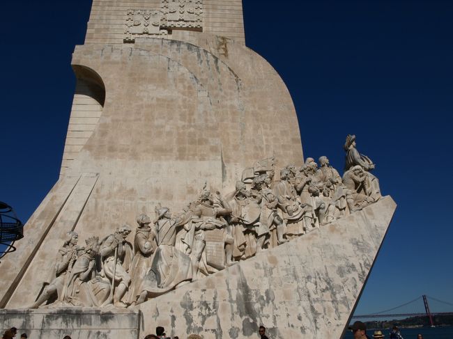 先頭はバスコダ・ガマと思っていたが、違う人だった・・<br /><br />正しくはエンリケ航海王子<br /><br />ガマさんは反対側の３番目にいるそうだ