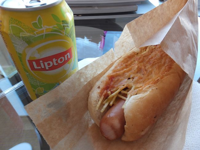 もう体力の限界（by千代の富士　古っ）<br /><br />今日はほんまに疲れた<br /><br />ゴハンもさっき食べたばっかりであまりおなかも空いていない<br /><br />というわけで夕ゴハンはホテル最寄り駅のスタンドでホットドッグを買った<br /><br />でもちょっとおなかすくかもね？と思って、カテゴリー「グランデ」(ちょっと大きめのパンで作られると想像）で注文したが、パンはレギュラーサイズで具が少し充実していた<br /><br />まぁ、こんなもんよ