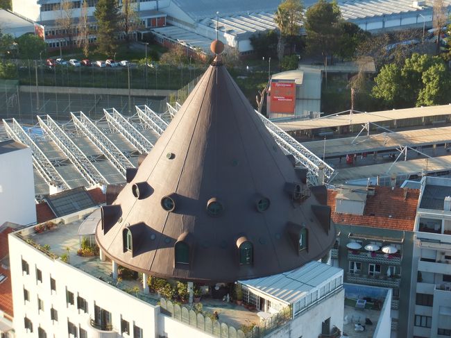 ホテルから見えるこの屋上は家なのか、何なのか気になりつつ<br /><br />明日のためにそろそろ就寝支度に入ろう<br /><br />ここまで読んでいただきありがとうございました<br /><br />Vol2はポルトへ日帰り旅行です♪<br /><br />Vol1終わり