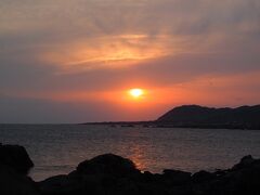 17：22　野島崎　しばらく待っていると、雲の間から夕陽が見えた。
水平線にかかった雲に隠れてしまった。
房総半島最南端というモニュメントへ行ってみる。