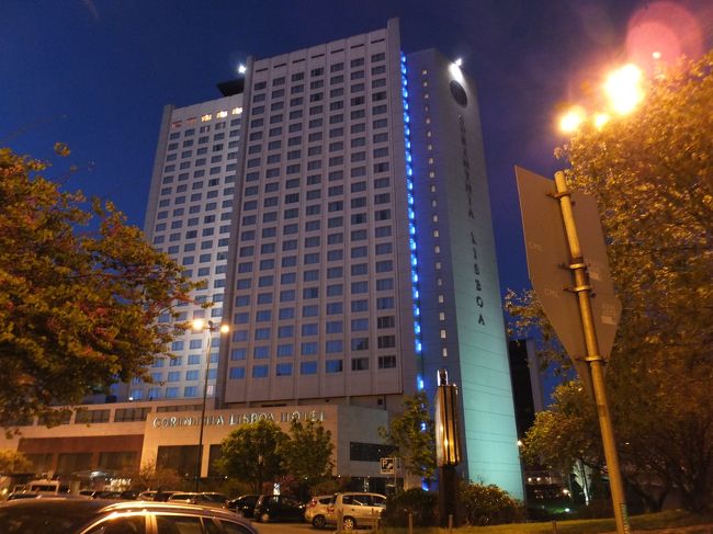 ポルトまでは電車で<br /><br />アルファ号という電車を７時に予約しているので、余裕をみて６時頃にホテルをでるも、なんと地下鉄の入り口がまだ開いていない( ;∀;)<br /><br />とういうわけで、ホテルに戻りタクシー使うことにする