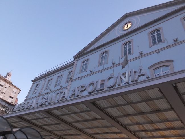 あ〜タクシー怖かった<br /><br />公道を100KM以上で飛ばすねん<br /><br />でもさ、さらに驚いたことにはこのタクシーを抜いていく車がいてん<br /><br />そういえば昨日のロカ岬のバスもブイブイやったな<br /><br />こっちの人達はブイブイ系なんかな。。。大航海なんてする人達やし<br /><br />などぶちぶち考える<br /><br />写真はサンタ・アポローニア駅<br /><br />ここからアルファ号に乗ってポルトに行くのよ( ´艸｀)