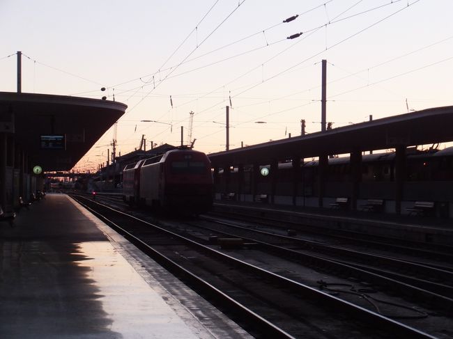 ７時前<br /><br />静かなひと時だね<br /><br />朝は寒いんだけど、昼間は恐ろしく暑い<br /><br />そして夕方は西日が目にしみる