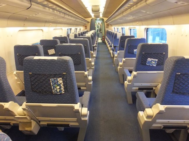 ３時間ぐらい乗るんで、ここは奮発し１等車にしてみた<br />１人　往復で約７５ユーロ<br /><br />１等車は３列で、シートは中央を挟み向かい合わせになる<br /><br />景色が進行方向とは反対に流れる確率は１/２<br /><br />ウチらは進行方向側に席が向いていた<br />ヨカッタ( ｀ー´)ノ<br />