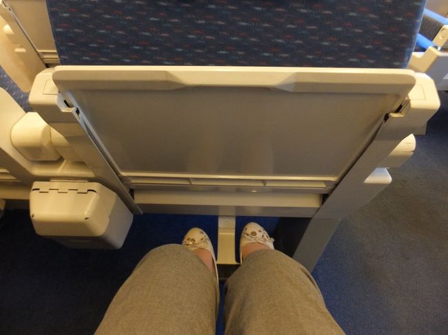 写真で見るより、実際は前との距離は結構あるんで圧迫感はない<br /><br />フットレストも付いていて、まぁまぁ快適