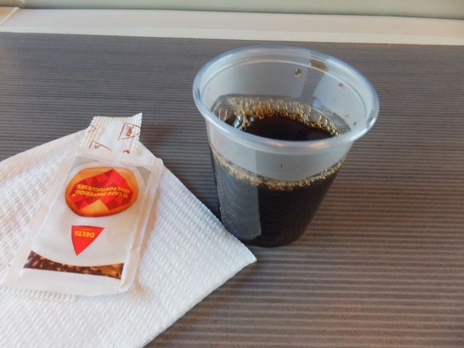 動きだして、しばらくすると<br />・キップ検査<br />・雑誌、新聞サービス<br />・飲み物サービス<br />があった<br /><br />サービスはどうやら１等車だけみたい<br /><br />飲み物で「コーヒー」というと、こちらはエスプレッソを指すそうだ