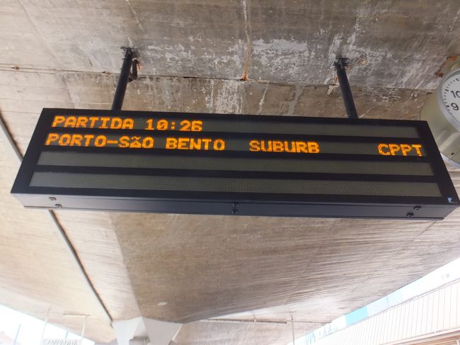 降車駅のカンパニャンで降りて、街の中心のサン・ベント駅まで乗り継で行く<br /><br />カンパニャン駅で降りたはいいが、どの線に行けばよいかわからず取り敢えず、たくさんの人たちが向かう方に歩いていったら、駅を出そうになっちゃったよ<br /><br />危ない危ない<br /><br />改めて探してみたところ、見つけたよ〜