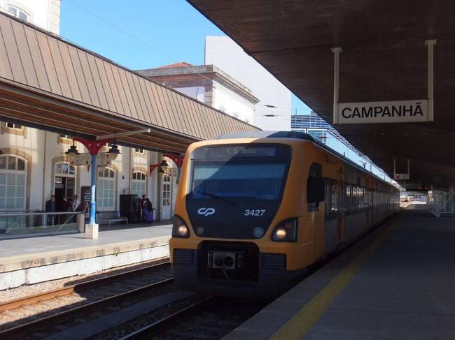 時間通りに電車がやってきた<br /><br />これで一駅先のサン・ベント駅まで