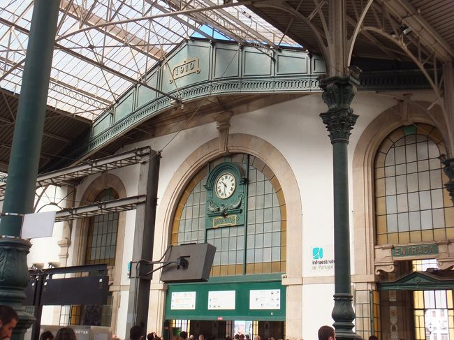 サン・ベント駅<br /><br />１９００年に建造されたんですって<br /><br />なるほど<br /><br />無骨で近代的、好きカモ