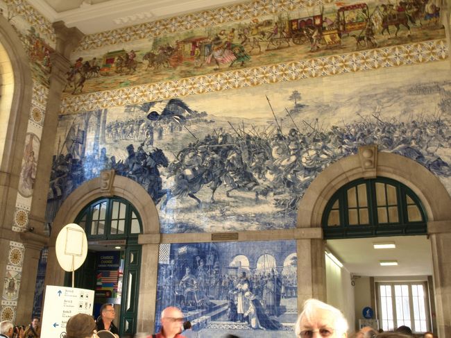 この駅のアズレージョは超有名<br /><br />校内にガイドさん付ツアーのグループが何組もいたよ