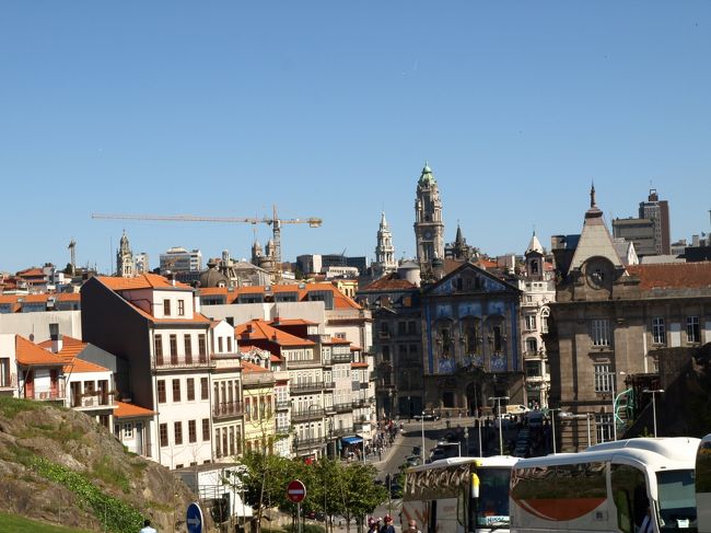 奥にポルトのシンボル的な塔が見える<br /><br />手前には観光バスがいっぱい泊まっていたよ<br /><br />ということは、ここも人が多いのかな？