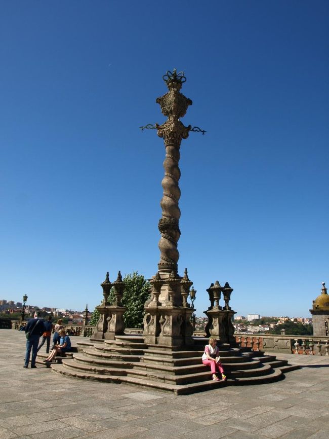 結局中には入らなかった<br /><br />ここはのんびりしている人も観光客も多かった<br /><br />ところで写真に写っているものは今は人が座ったりしているけど、昔は公開吊刑に使用されたんだって(￣д￣)　コワイよ