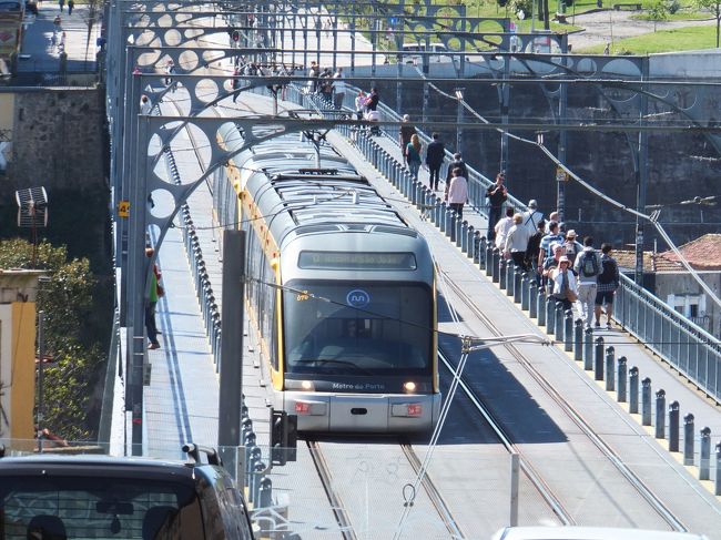 この電車が通っている橋を歩いて渡る