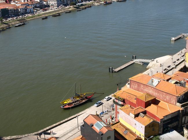 橋の上から川を見る<br /><br />今日のお昼は川沿いのレストランを狙っている