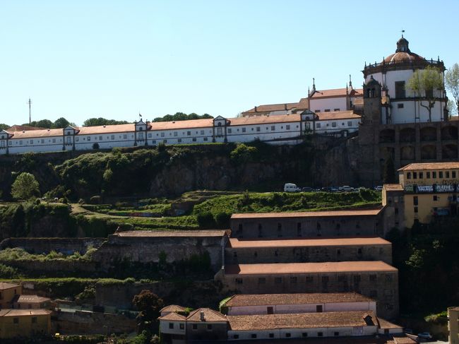 対岸の修道院<br /><br />る○ぶによると、この修道院はビュースポットらしいが、行かなかった