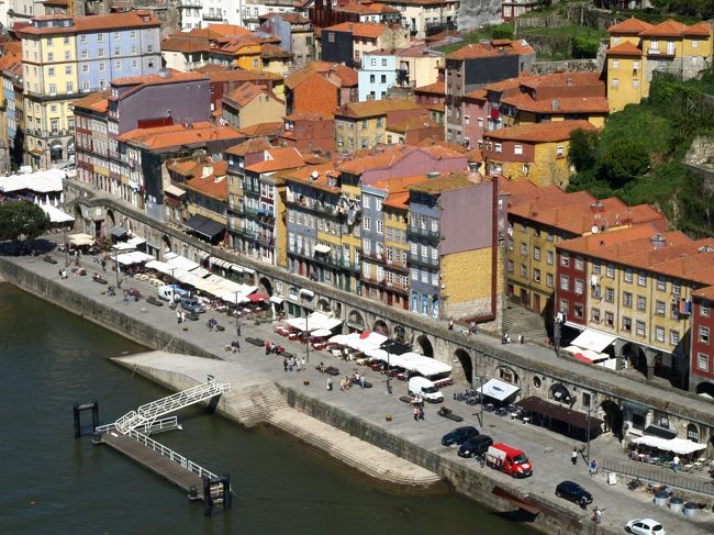 あのテントのどれかのお店でゴハン食べる！