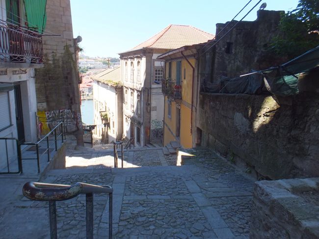 先ほどのドン・ルイス１世橋をこわごわ戻り、ランチに向かおう(^o^)丿<br /><br />下りはラクチン♪<br /><br />ステキな街並みが続く