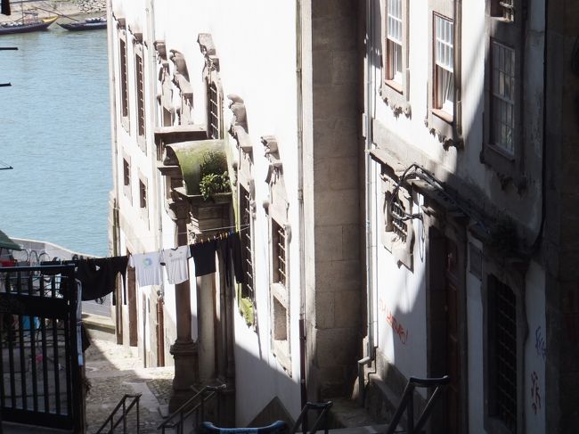 洗濯ものがフツーに干してある<br /><br />見てはいけないものも堂々と干してあった(￣ー￣)