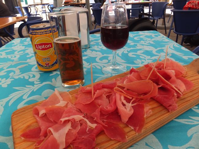 飲み物と軽く食べようと思って生ハム頼むも<br /><br />めっちゃたくさん盛ってある<br /><br />しかもハムのみ(￣ー￣)