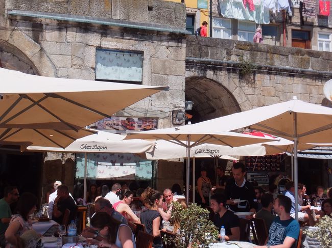 お店はこちら「シェ・ラパン」<br /><br />この写真は食べた後に撮ったものなんで、人がいっぱいだけど、行ったときはまだまだ空いていてヨカッタ