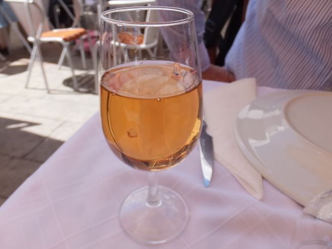 さっきのお店でも飲んだが、ポートワインをオーダー<br /><br />私も少しいただく<br /><br />おいしいね！　ウィスキーに近い味!?