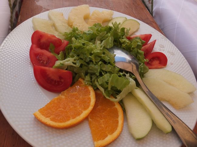 「シェ・ラパン・サラダ」<br /><br />なんとフルーツサラダだ<br /><br />これ、たくさんの人が注文してたよ・・