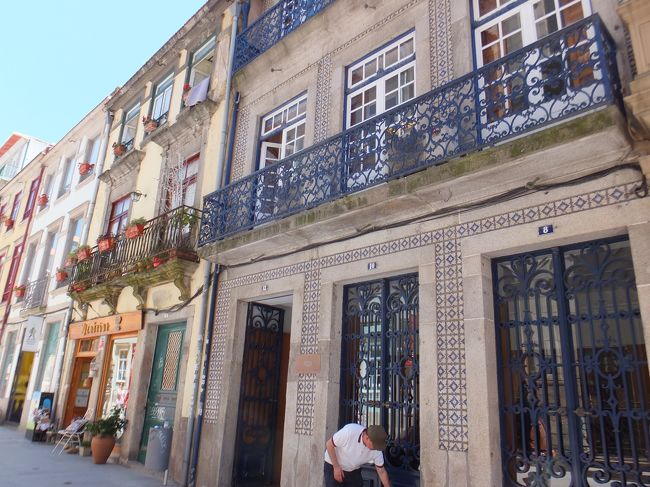 覚悟を決めて坂道登る<br /><br /><br />予想に反して、しんどくなかった<br /><br />街並みがかわいいから？<br /><br />アズレージョにもいっぱい出会う