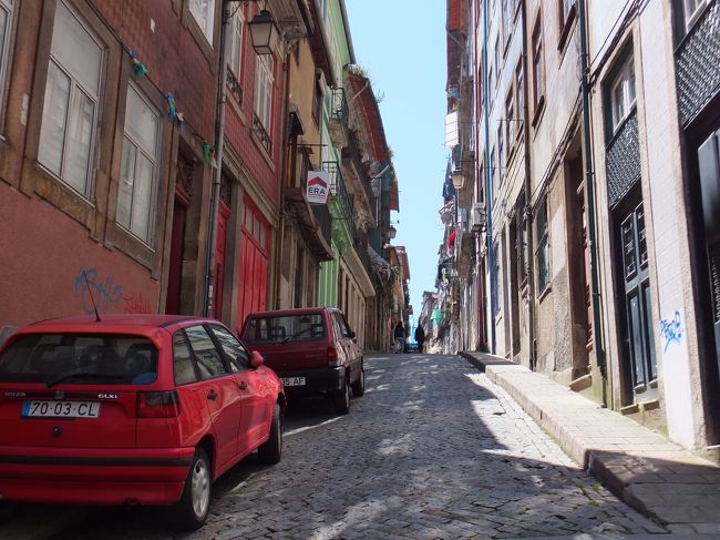 正面は上り坂、左も上り坂、右は下り坂<br /><br />結局どこに行っても坂( ;∀;)