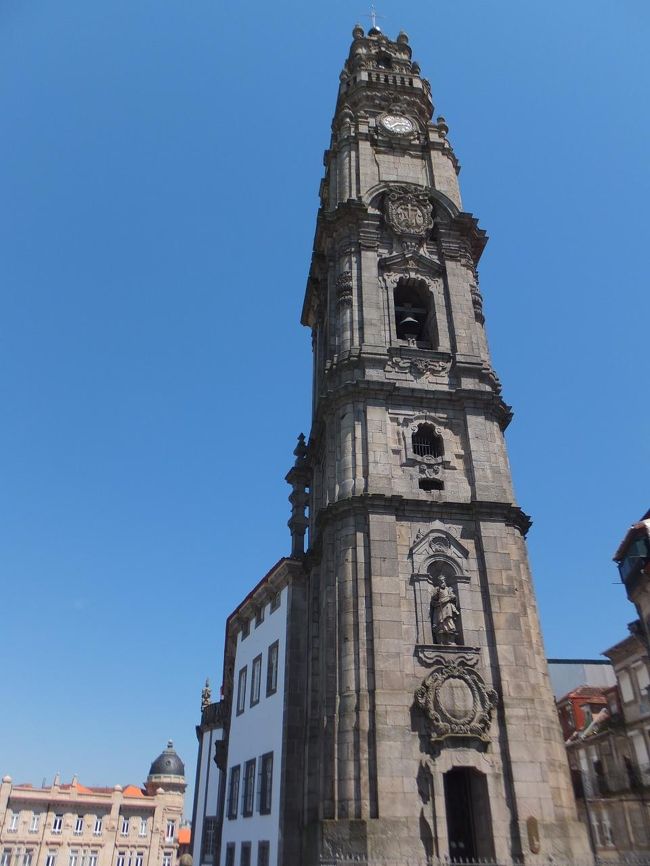 クレリゴス教会<br /><br />この塔がポルトのランドマーク的なものらしい<br /><br />中に入ってみよう(^o^)丿<br /><br />